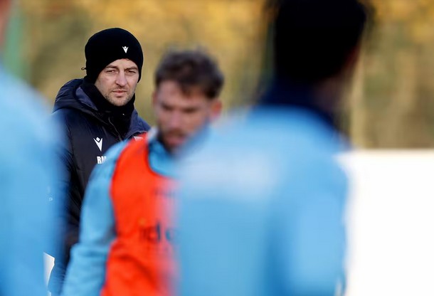 West Bromwich tränare Ryan Mason träningspass inför helgen