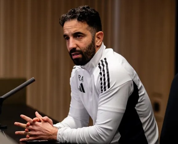 Ruben ber om sparken