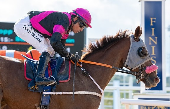 Sonen Daybreaker vid seger Bro Park med Carlos Lopez