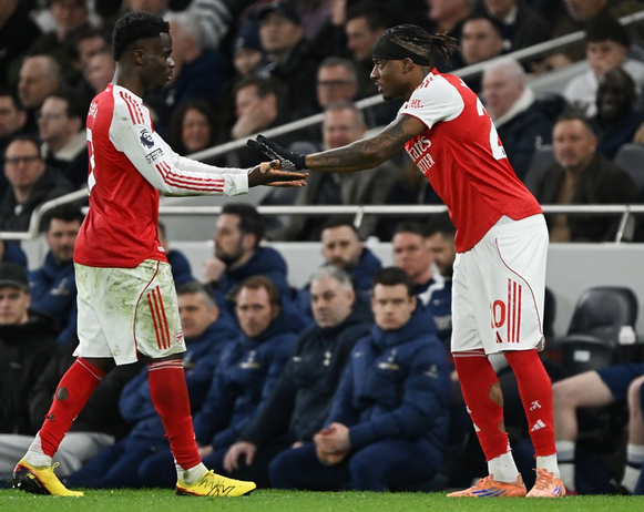 Arsenal Bukayo Saka till vänster dras med en ankelskada