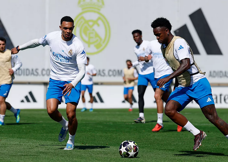 Trent Alexander Arnold och Vinicius Jr i final-träningspasset inför stormötet mot B München