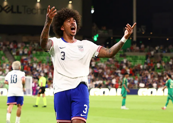 USA:s mittback Chris Richards dras med en fotledsskada