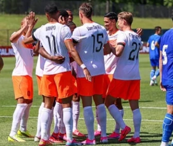 Nederländerna övertygade inte i genrepet mot Uzbekistan trots seger med 2-1