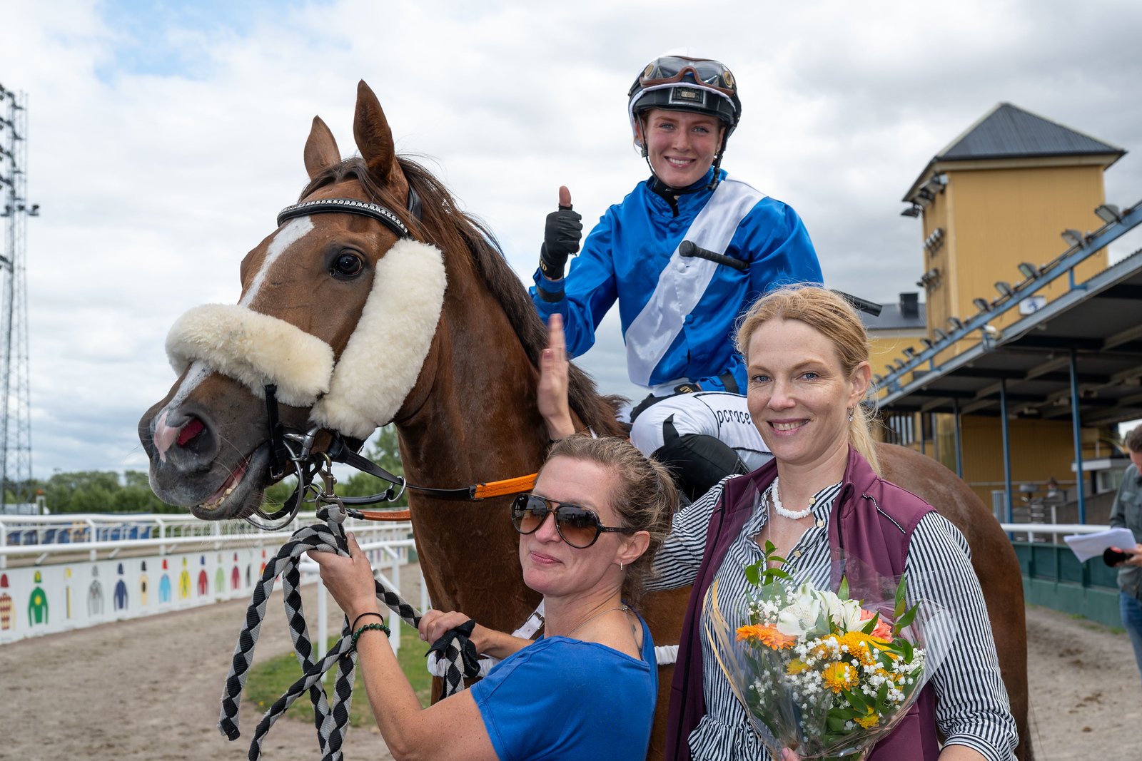 Crystal Clear med ryttare Alina Öhgren och till höger på fotot uppfödare/tränaren Annika Sjökvist