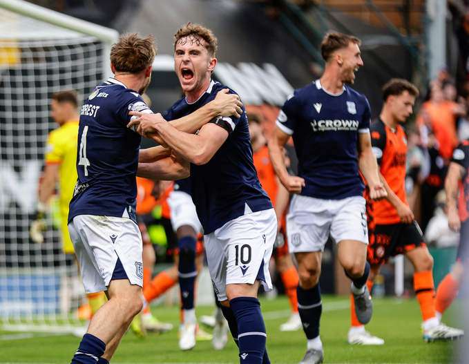 Dundee FC har visat stor trygghet på hemmaplan men här garderas det friskt när St. Johnstone kommer på besök.
