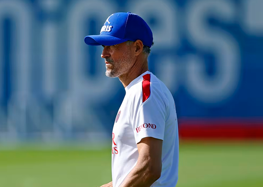 PSG:s manager Luis Enrique bekymmersam på dagens träning.