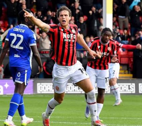 Walsall's anfallare Aaron Presley i bra form.
