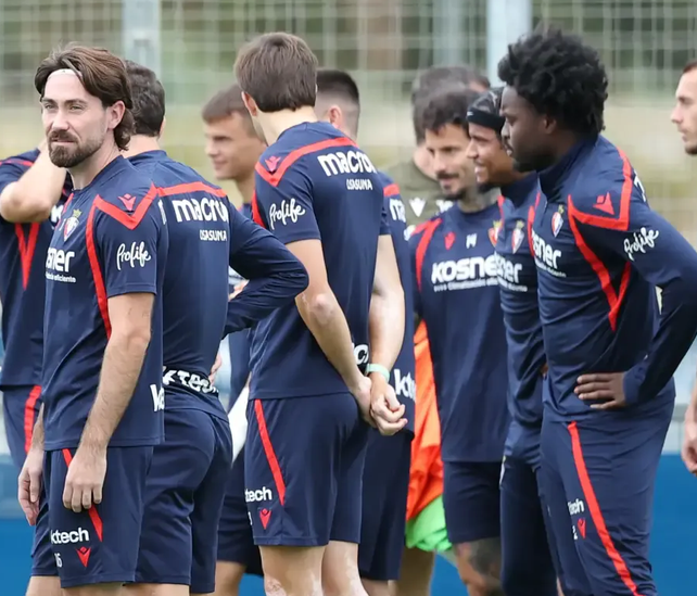 Osasuna truppen samlad inför morgonens träningspass på träningsanläggningen Deportiva de Tajonar